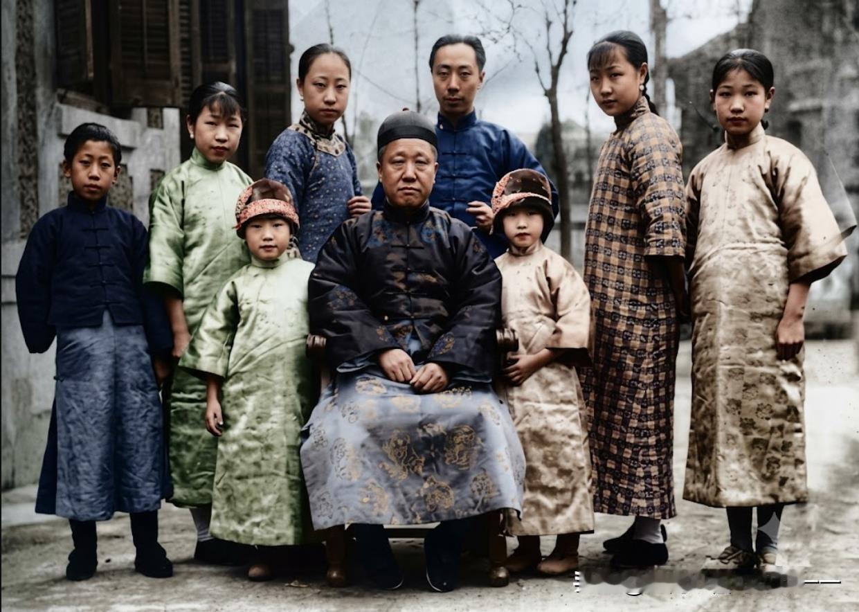 看看末代摄政王一家人都有谁？什么结局？


一、照片人物辨认（1923年醇亲王载