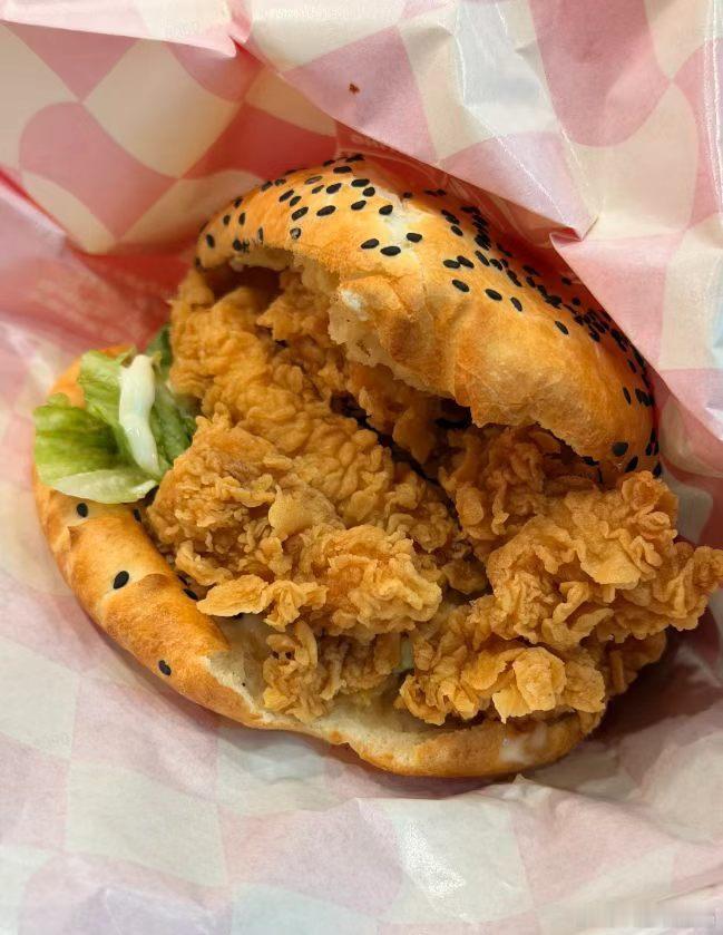 塔斯汀新品汉堡都吃了嘛？黄金香酥鸡柳中国汉堡已经吃了！！！ 拿起来的时候酥香扑鼻