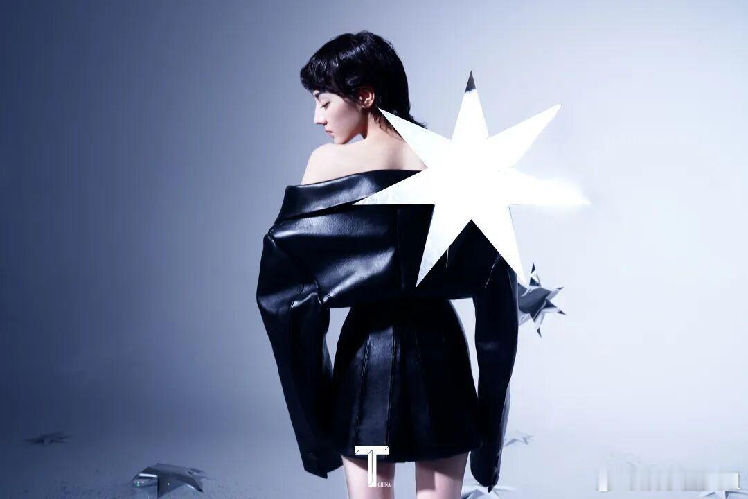 迪丽热巴超短发造型路透我就说咱们迪丽热巴大美女好适合短发造型呀！真的美美哒！ 