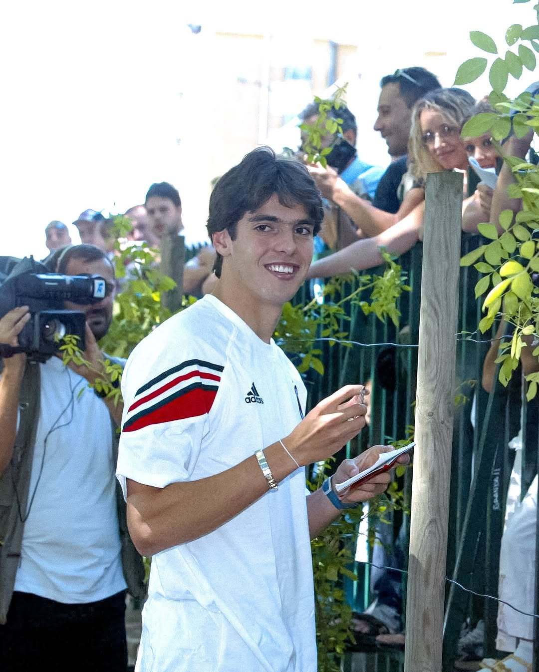 【米兰记忆】  🔴⚫️ 2003年8月19日，卡卡🇧🇷作为米兰新球员在米兰