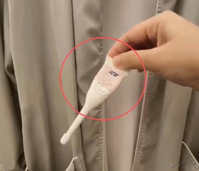 上海，一女人跟男人去五星级酒店约会，激情的缠绵后女人感觉私密处不大舒服，就拿出一