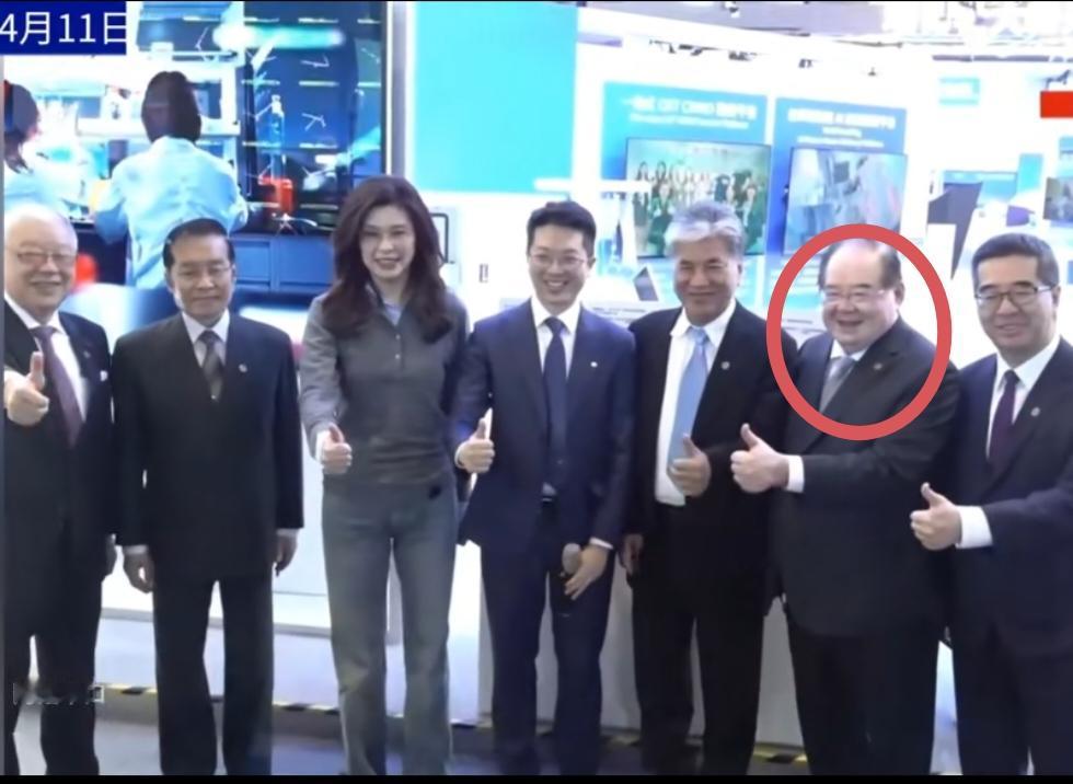 你们发现没？郑丽文随行副老衣服上的标志终于改过来了，之前就他一个人的一直在右边，