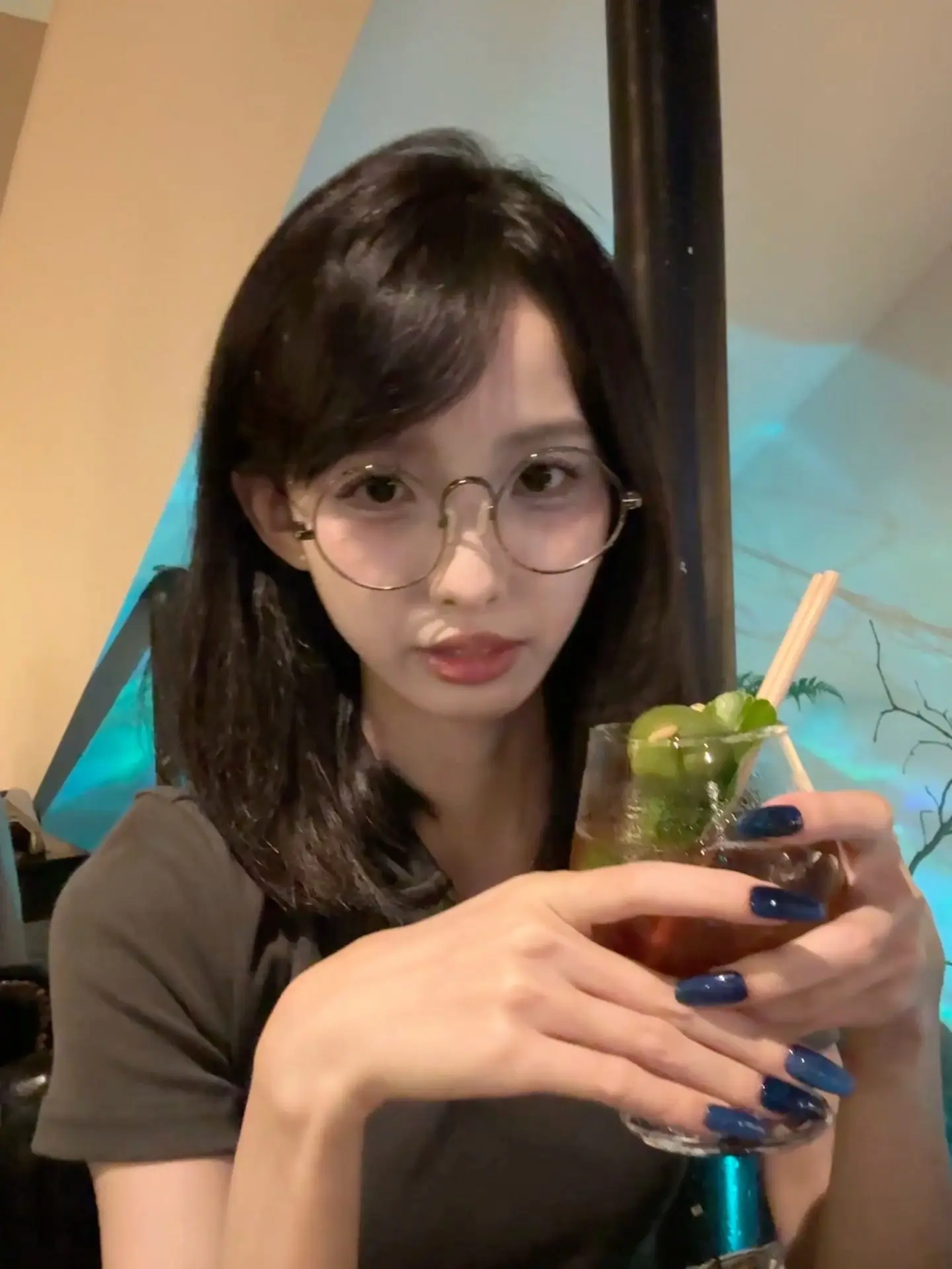 喜欢你才装可爱呀  你以为卖萌很轻松吗