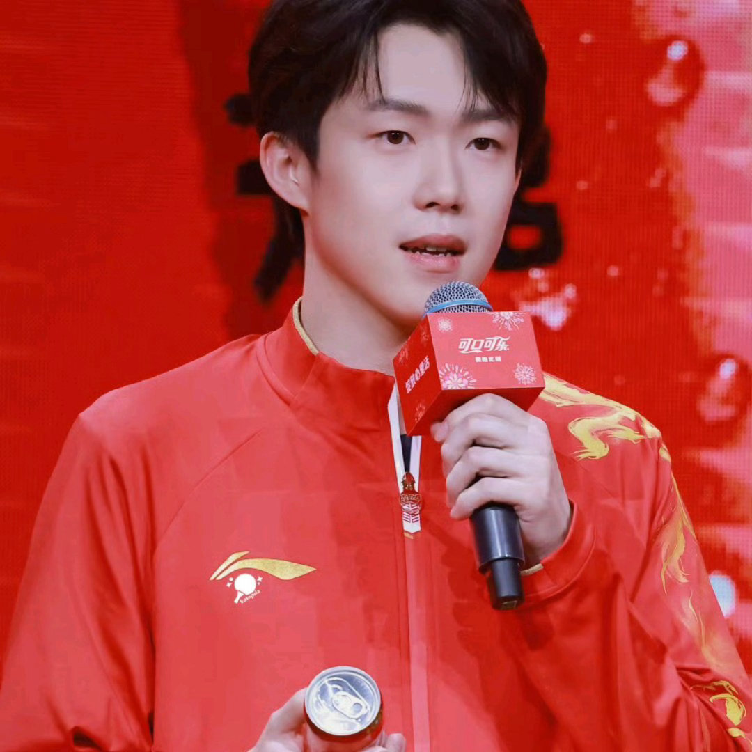 从赛场锋芒到晚宴星光！王楚钦深V黑西装亮相Qeelin高级珠宝晚宴，被全场夸帅到