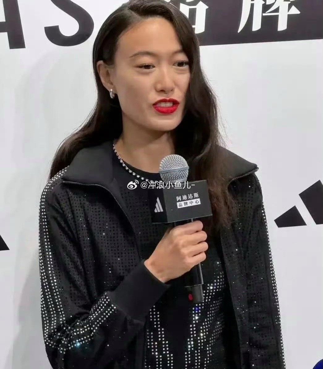 天啊，陈冠希老婆秦舒培怎么一下子变成这样子了，脸型很国字，看起来好男相，还有点撞