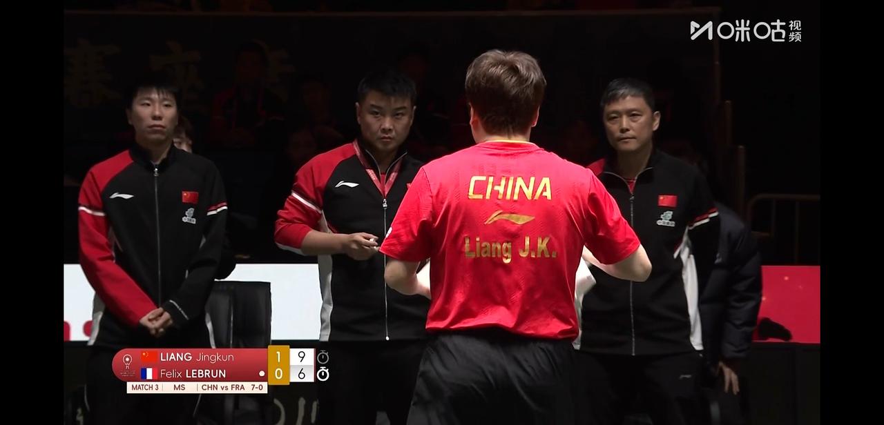 混合团体比赛，
是男、女运动员一起，
这样是强起来更强，
我们国乒就是强强联合。