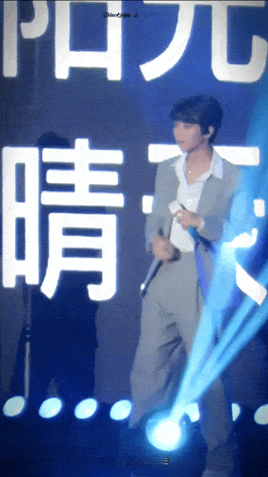 #王俊凯又幸福了##王俊凯周杰伦合唱# 每一个小动作都好可爱#暗星拍的王俊凯# 