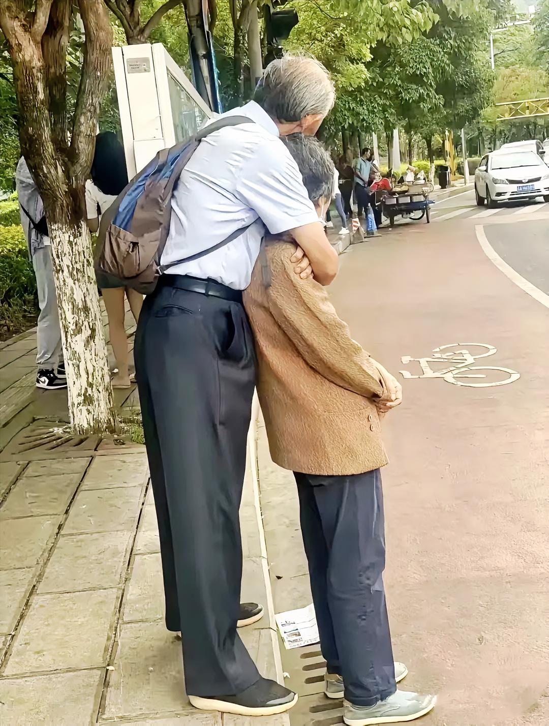 不知道老哥老姐们，老弟老妹们，你们是否也有这样的恩爱的动作，
       凡是