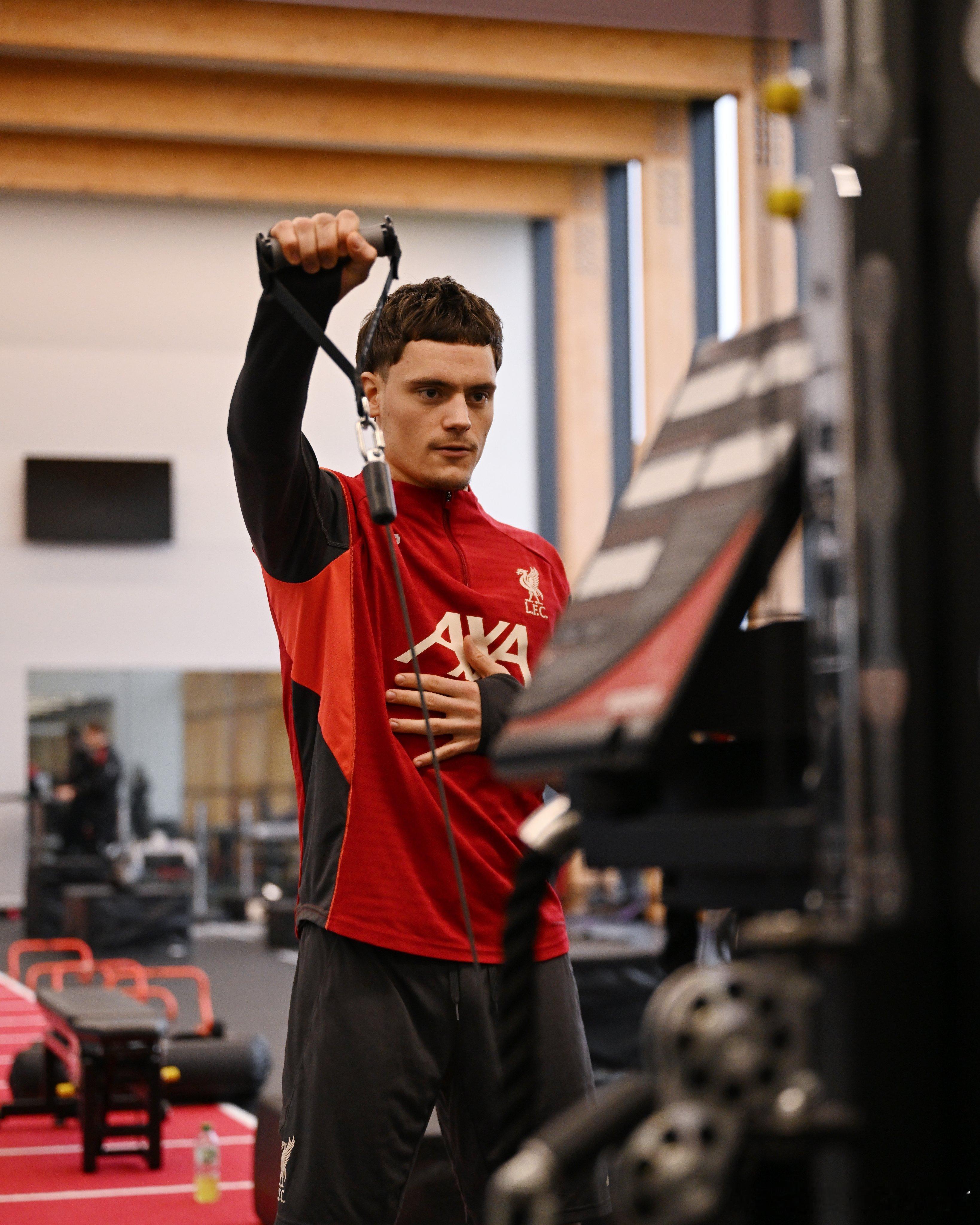 利物浦备战曼城，戈麦斯也有镜头 萨拉赫和科纳特拥抱在一起 