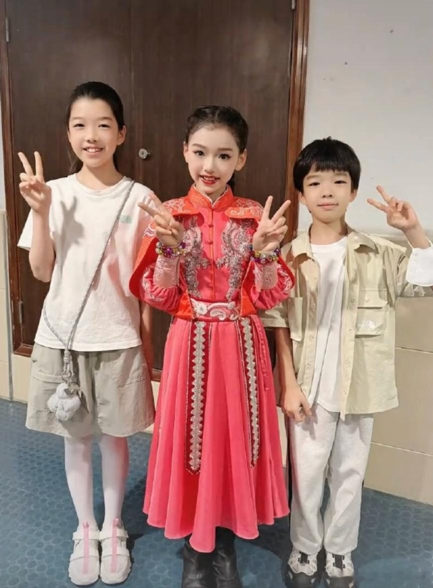 吴雅婷带儿女追星小酒窝王栎鑫儿子女儿与小酒窝同框 小酒窝现在就已经是小明星了，好