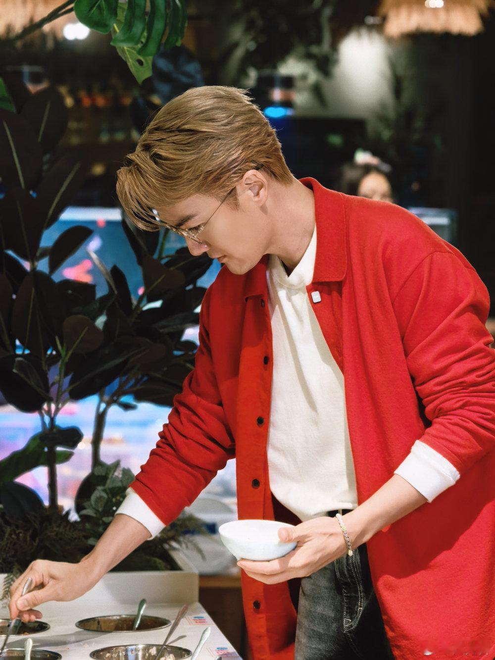 吴克群人民日报撰文从聚光灯到烟火人间，吴克群用真诚回应流量争议。流量源于大众，更