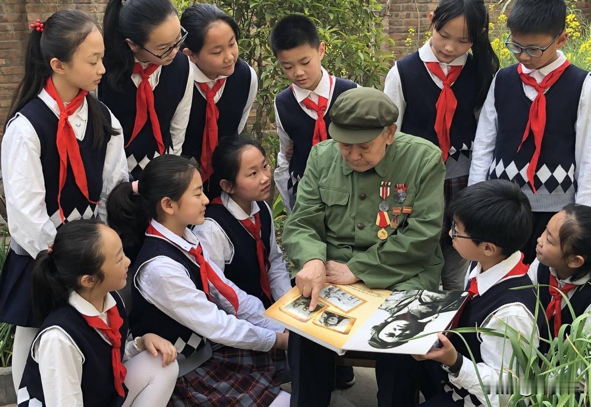 1956年毛主席特地到武汉点名想见王天相，并称赞他皮鞋擦得格外亮，令人印象深刻！