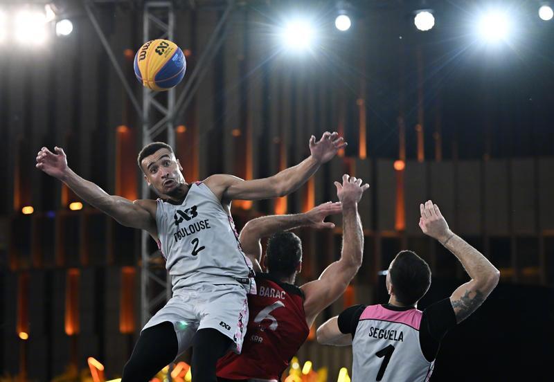 三亚亚沙会沙滩田径将于24日开赛，包括短跑、接力、跳远、跳高和铅球等项目。松软的