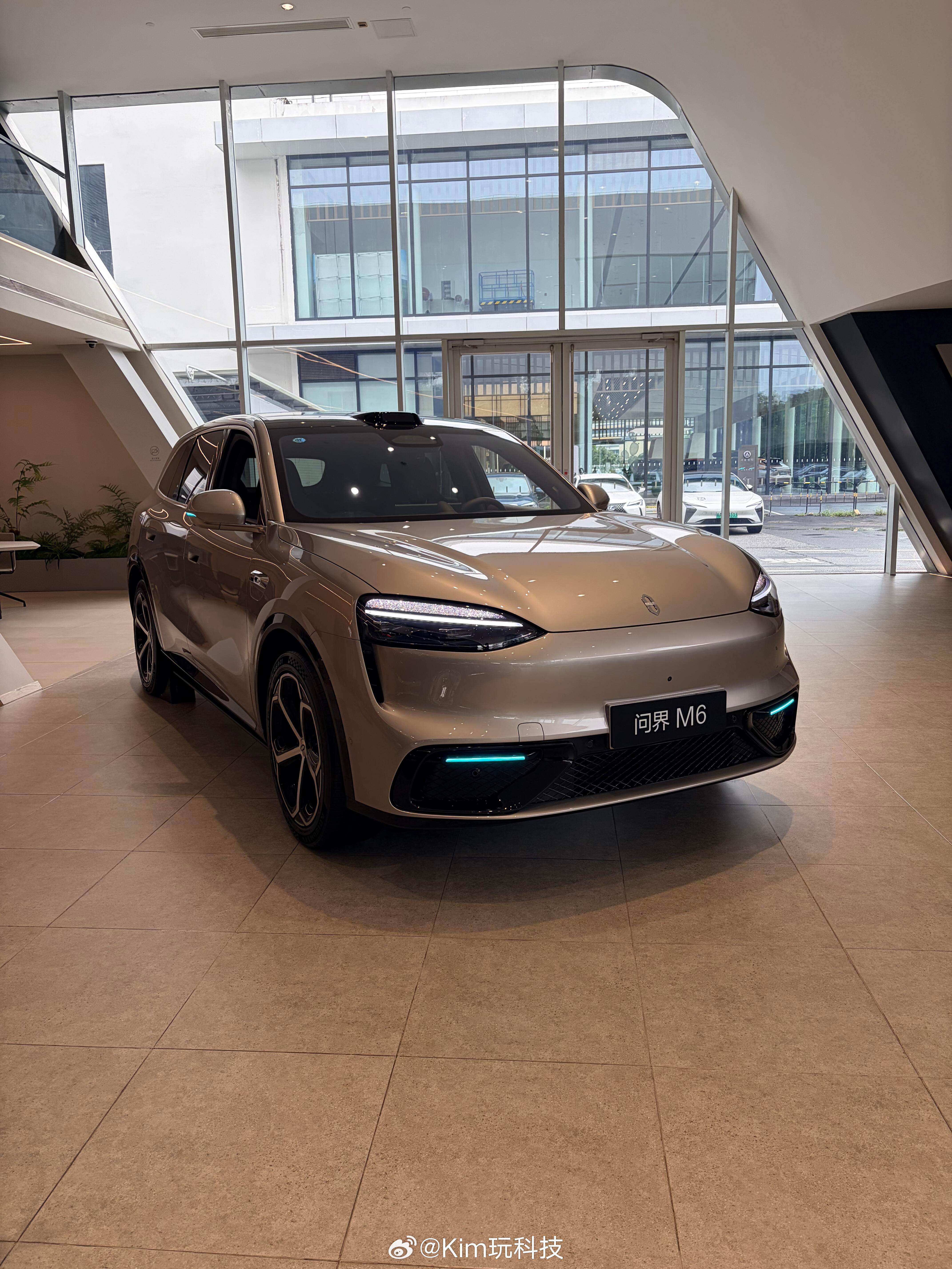 中大型五座SUV，车机用华为HarmonyOS，配16.1英寸随动中控屏和26.