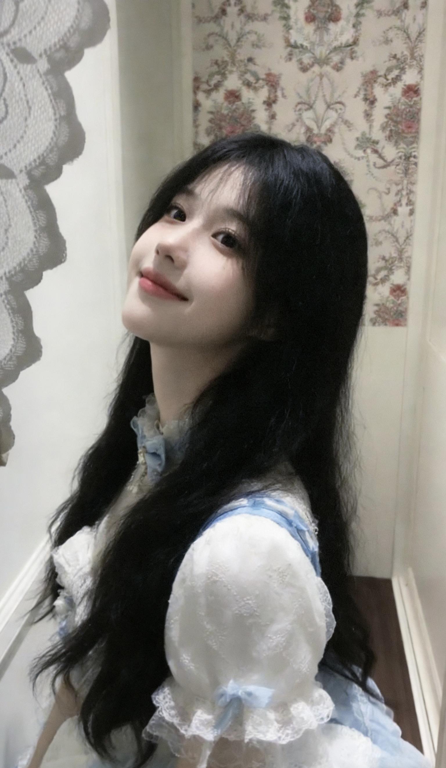 我更喜欢这句，一生不只爱情，身边许多美景！