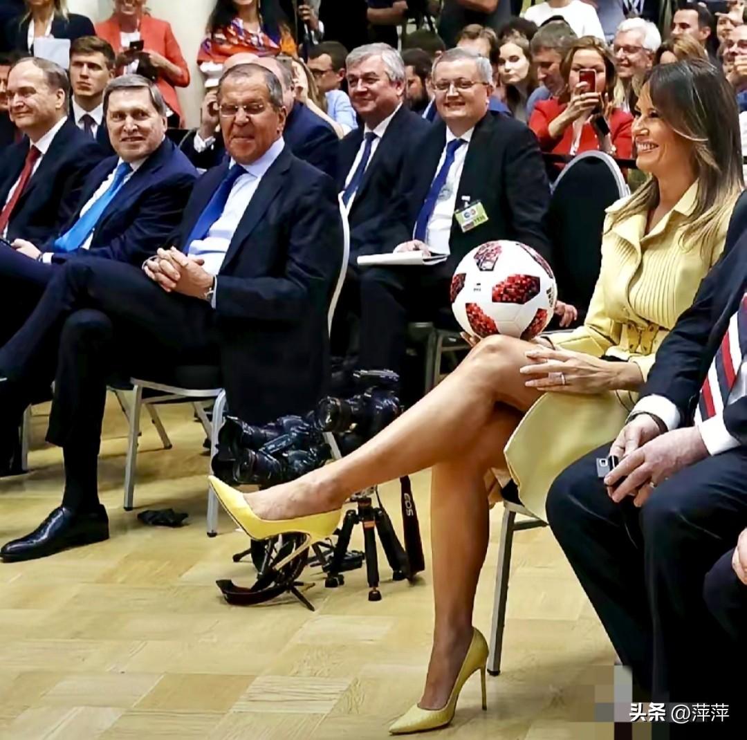 2018年7月16日，芬兰赫尔辛基美俄峰会，普京向特朗普赠送世界杯足球，特朗普转