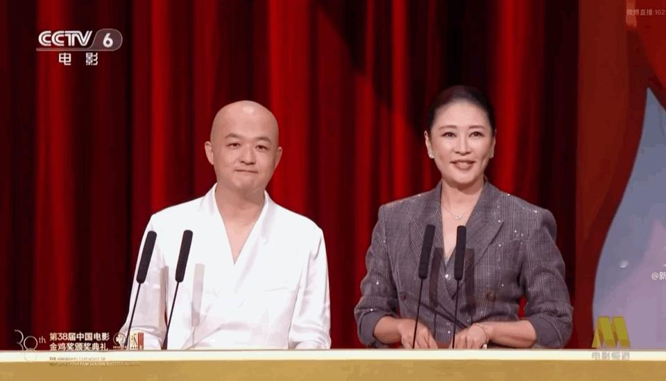 一不小心，包贝尔就成了梁静这一下的“受害者”。看他反应，我差点笑出声来。 