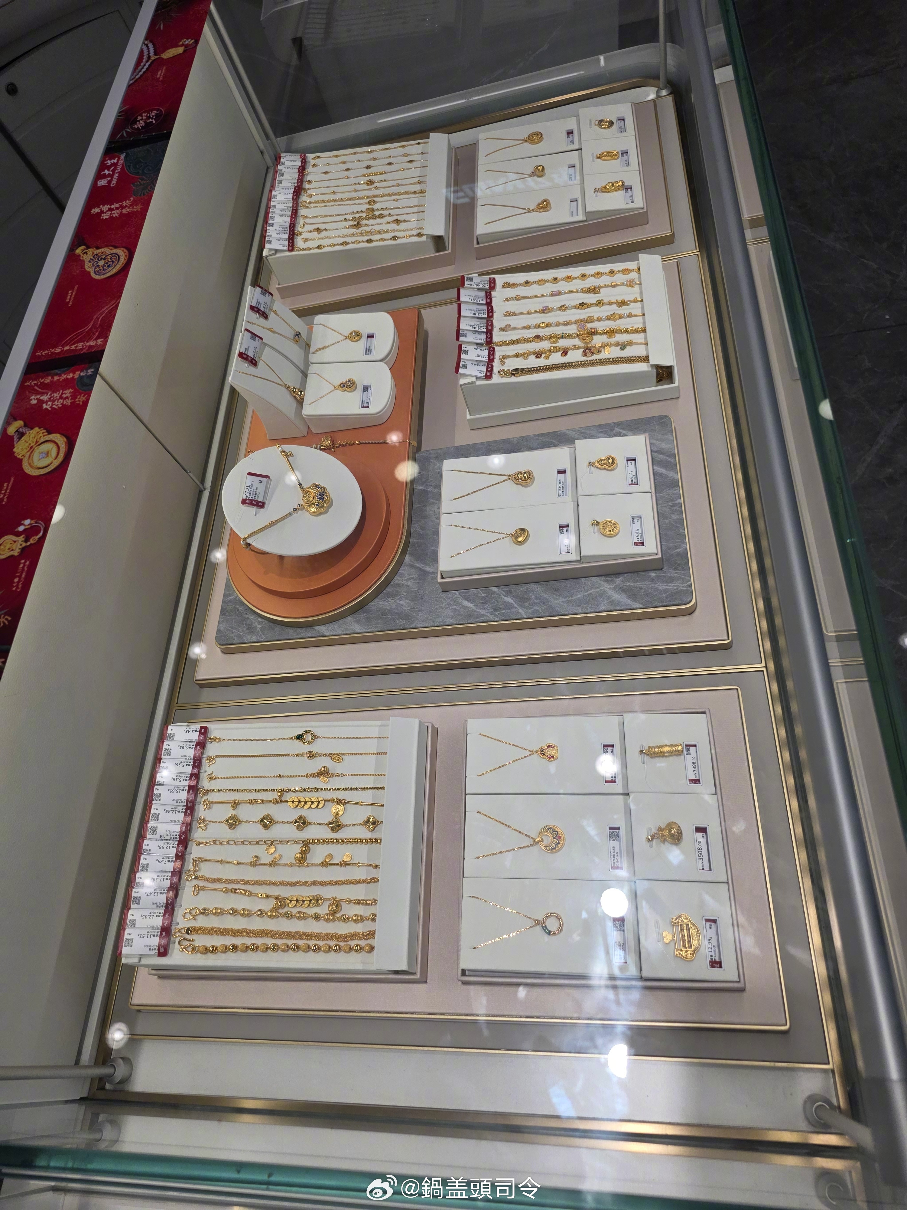 我记得以前逛金店，还有很多男士项链之类的，现在基本都是女士的壳。男人的钱，不好赚