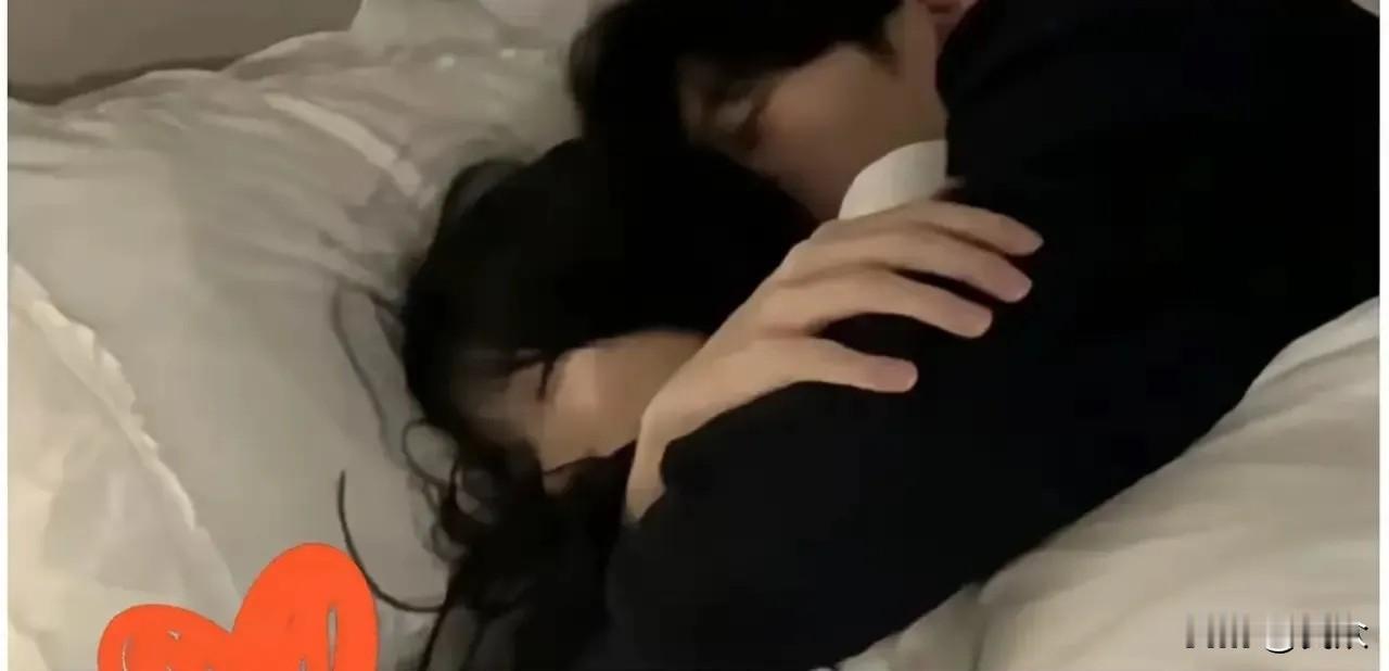 很多女人都会有这样的感觉，晚上老公总是喜欢摸来摸去的，是不是很奇怪？难道男人晚上