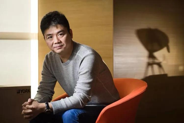 刘强东说，他不喜欢夸夸其谈的人，所以手下员工也都低调务实。我心想，难怪京东会落寞