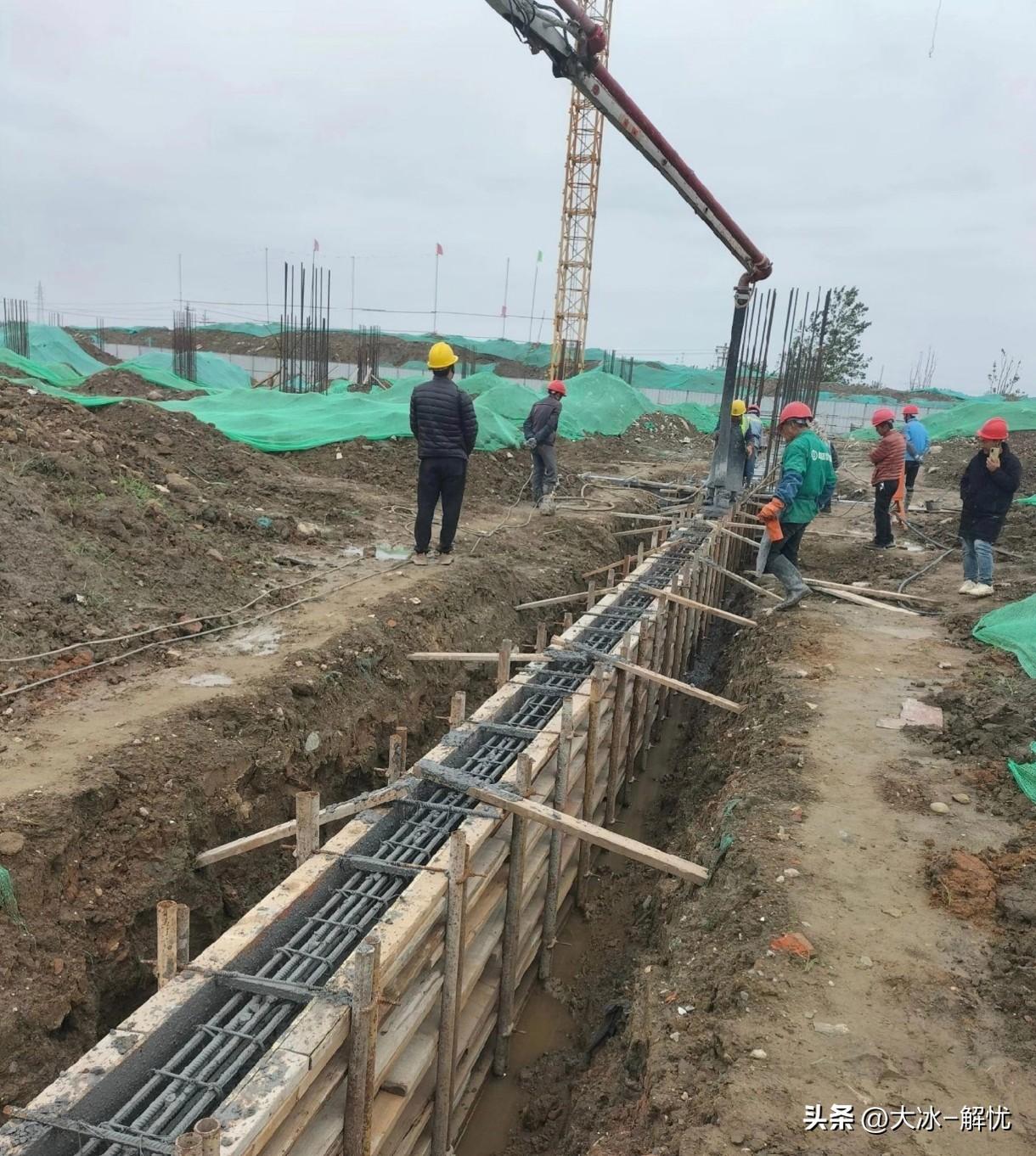 我同事她老公在工地干了十多年，从小工头做起，现在手下有几十号人。他跟我说，要想在