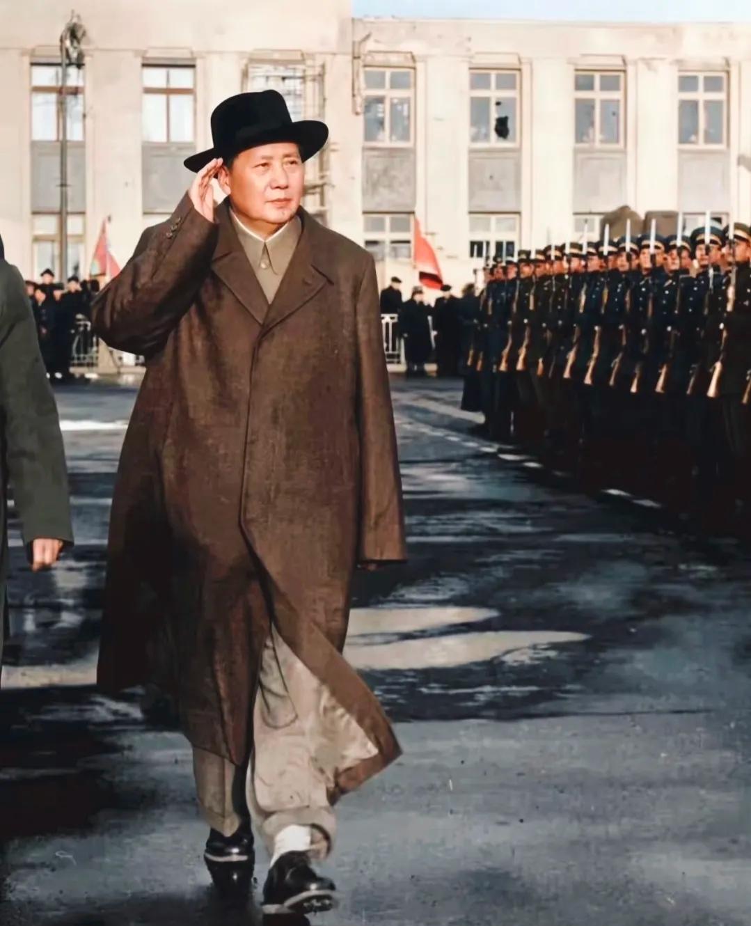 出访抒怀
 
远涉重洋赴友邦，威仪凛凛阅戎行。
此身自有乾坤气，一笑堪倾万仞霜。