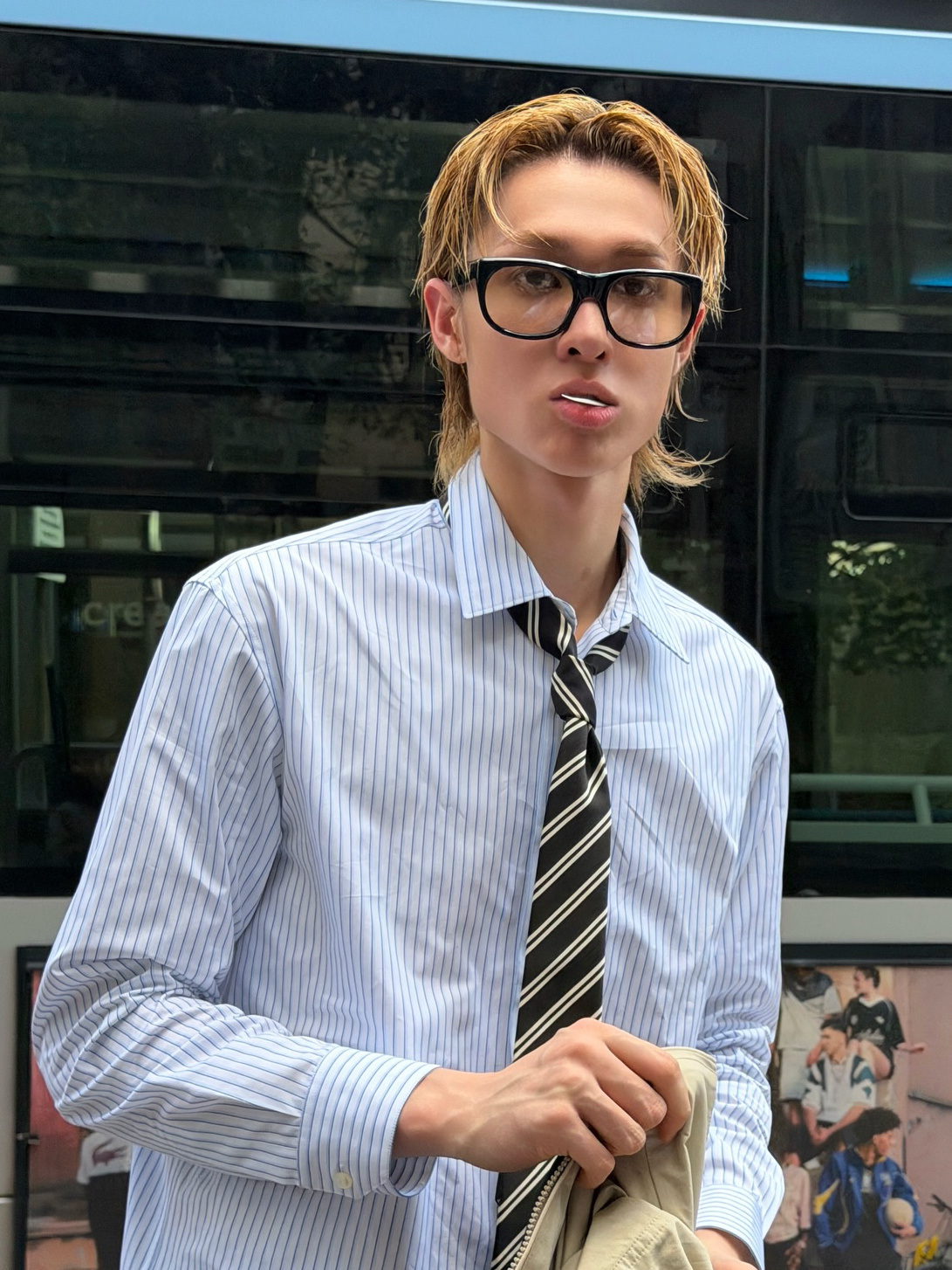 不是等会儿，他这个牙线要叼到什么时候？从昨天叼到今天，法餐是每一餐都这么塞牙吗？