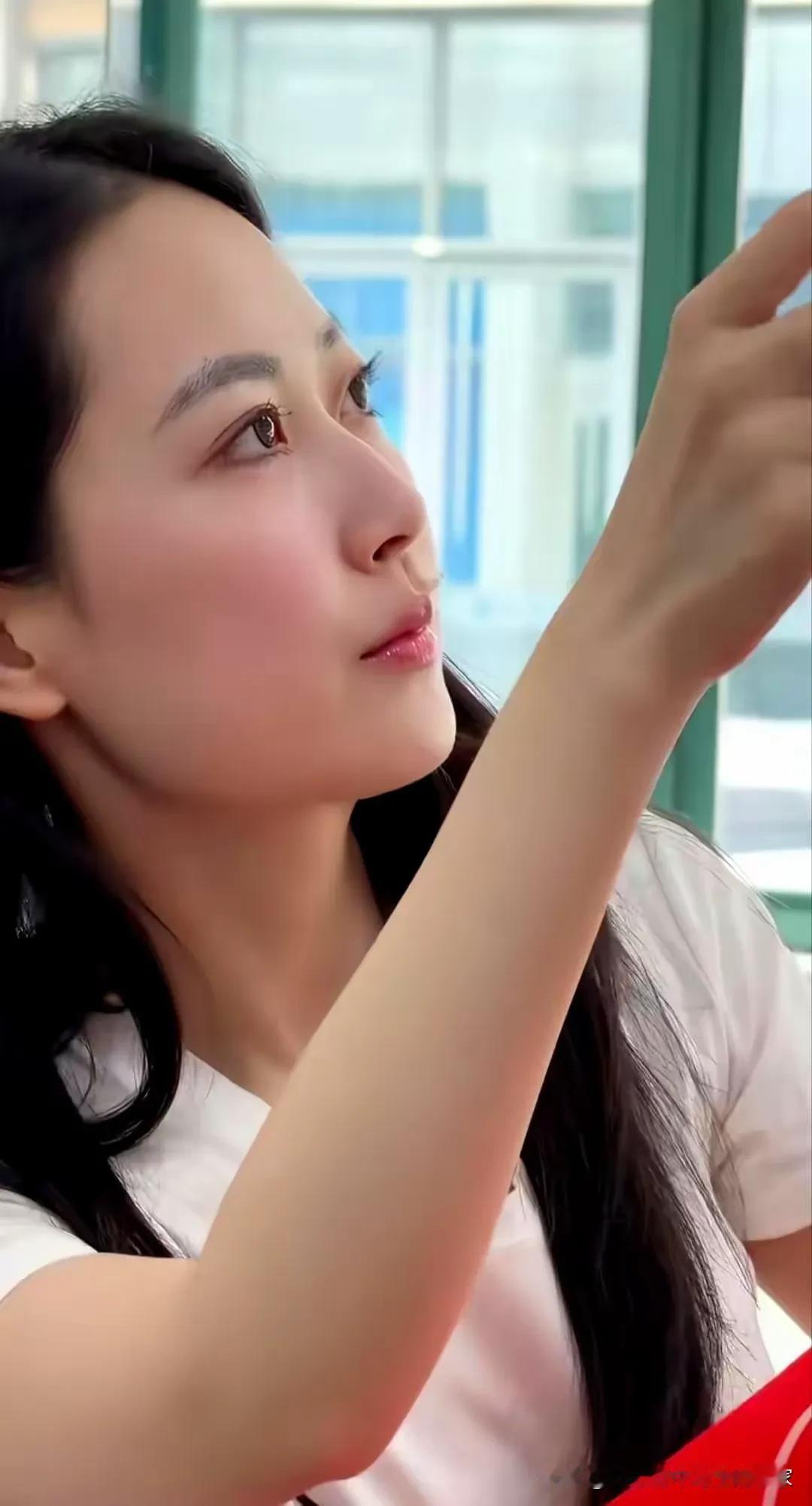 怎样穿搭知性又显身材?