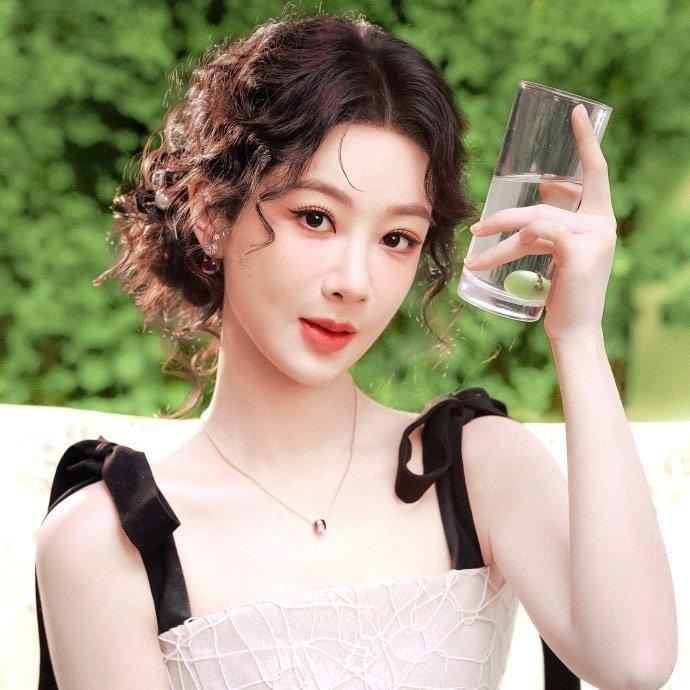 杨紫玉兰花开君再来 💜杨紫董竹君 世上最幸福的事莫过于她在闹，你在笑，如此温暖