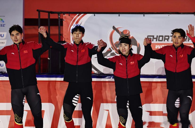 中国男子短道速滑世巡赛摘银在11月23日的短道速滑世界巡回赛，波兰格但斯克站男子
