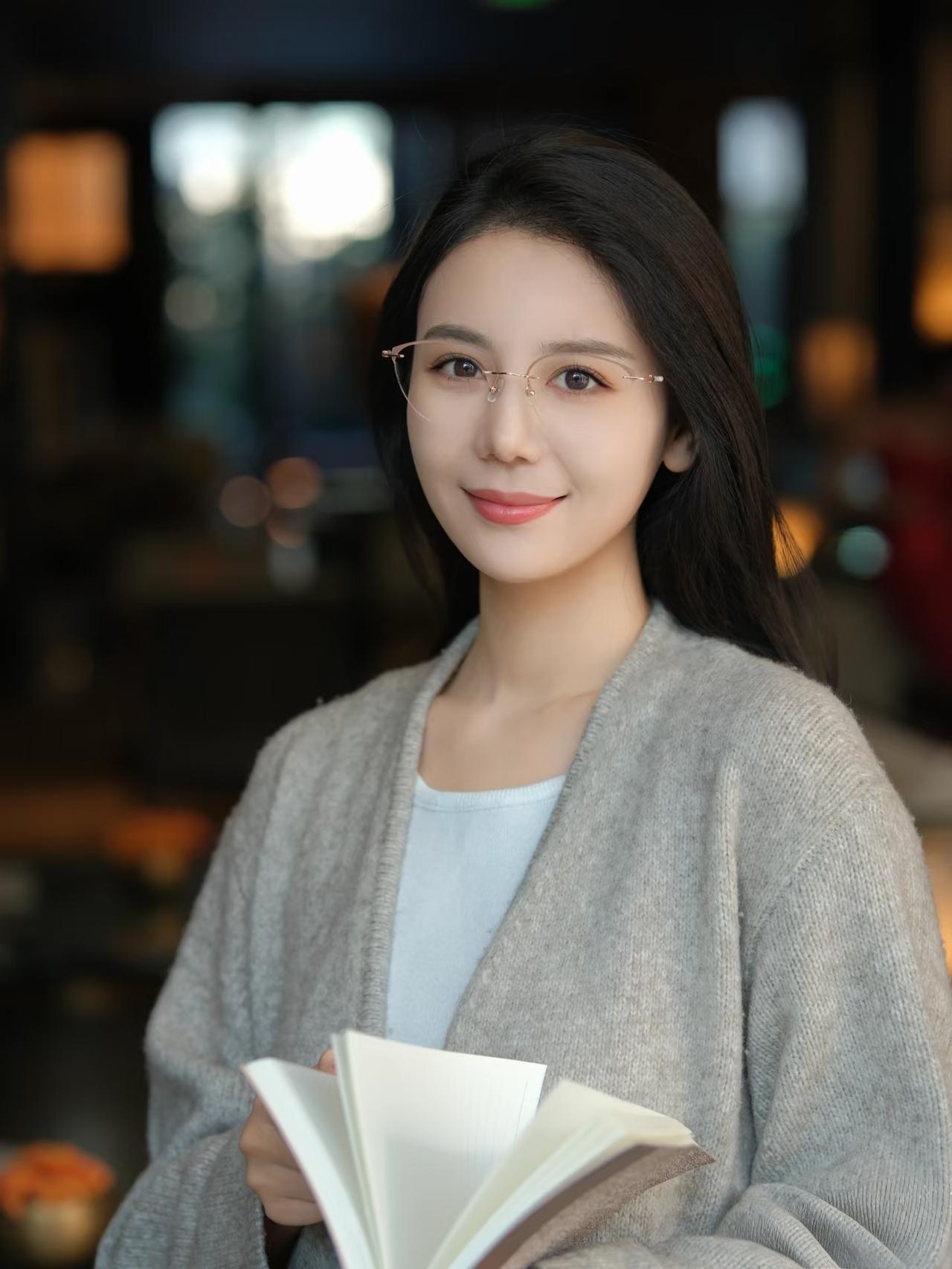 女生怎么穿搭会看上去很优雅黑色的长发，淡淡的妆容，搭配灰色的毛衣，令人觉得非常有