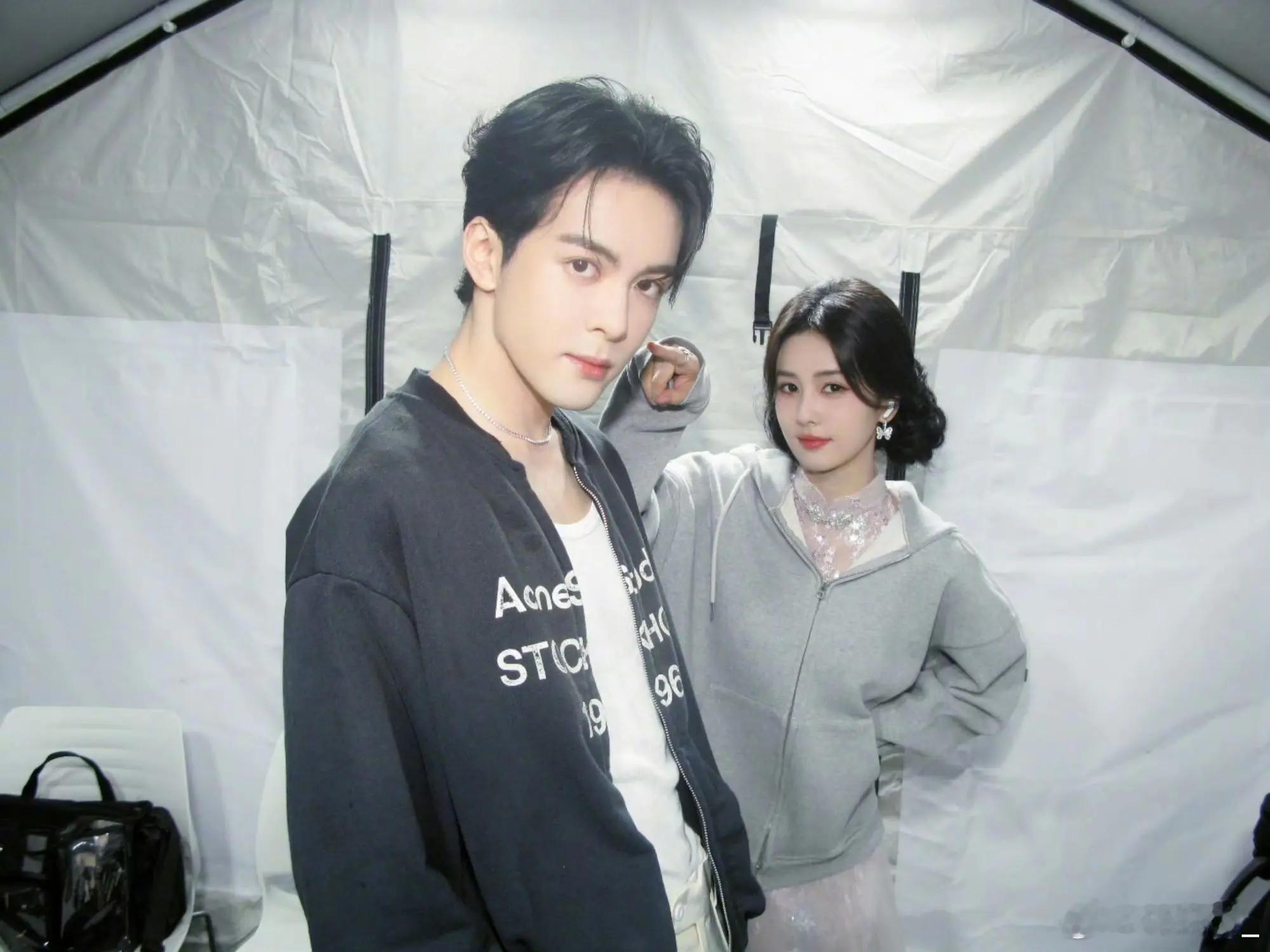 白鹿曾舜晞十指相扣好自然两个人就这样萌萌的配一脸🤤过年开饭了名曾妍顺～白鹿｜曾