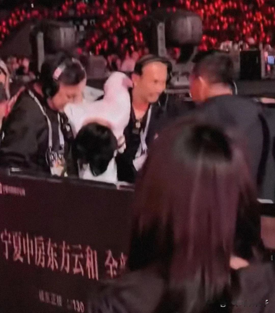 杨宗纬演唱会突发意外，踩空跌下约2米高舞台，短暂昏迷被救护车接走！
8月23日，