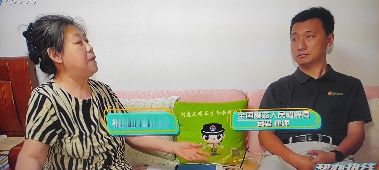 天视《二哥说事儿》节目播出了新的一期，现胖二哥不见了、只有武君律师出镜。现在求助