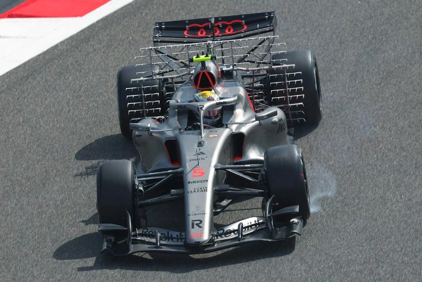 今年是F1的新规元年，有一支德国品牌厂队，涂装是银色，搞了个新颖的零侧箱概念，问