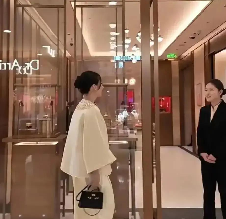 三年砸80万买金饰
 
她昨晚在周大福刷30万，龙年金锁给女儿，金镯给妈，项链留