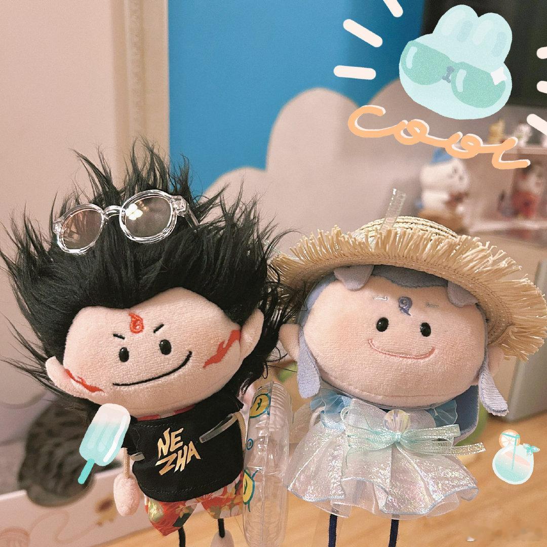 要出门了饼饼的小草帽老是掉，于是 太太拿出针线给孩子缝缝补补（太好了有松紧带了！