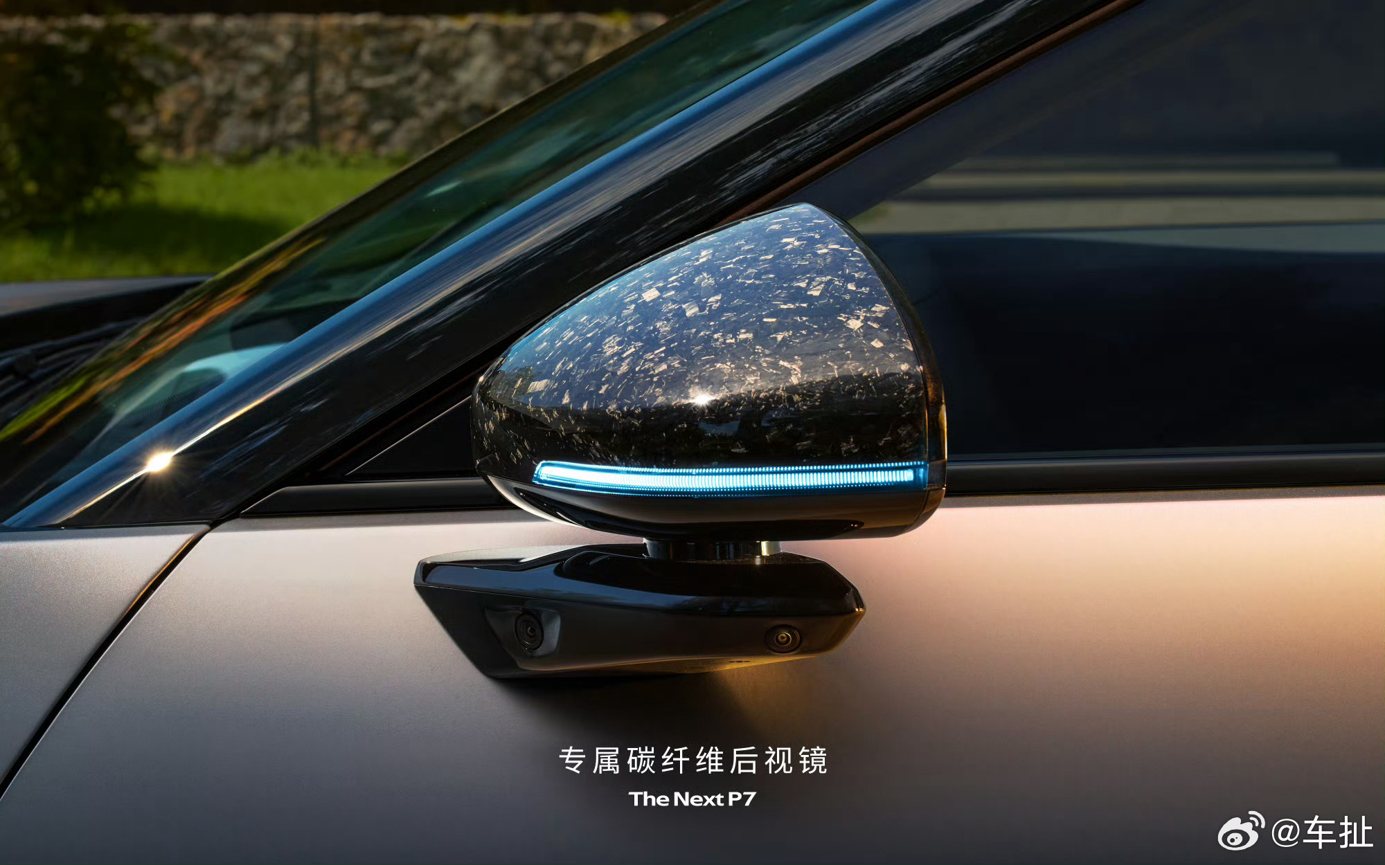 今日，小鹏汽车对外展示了全新小鹏 P7 鹏翼门版本，该车在设计上采用了鹏翼门，除