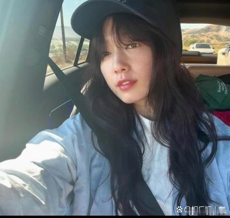 朴信惠放下老公与儿子，与高中同窗一同出国度假，期间还享受了高尔夫球的乐趣。 