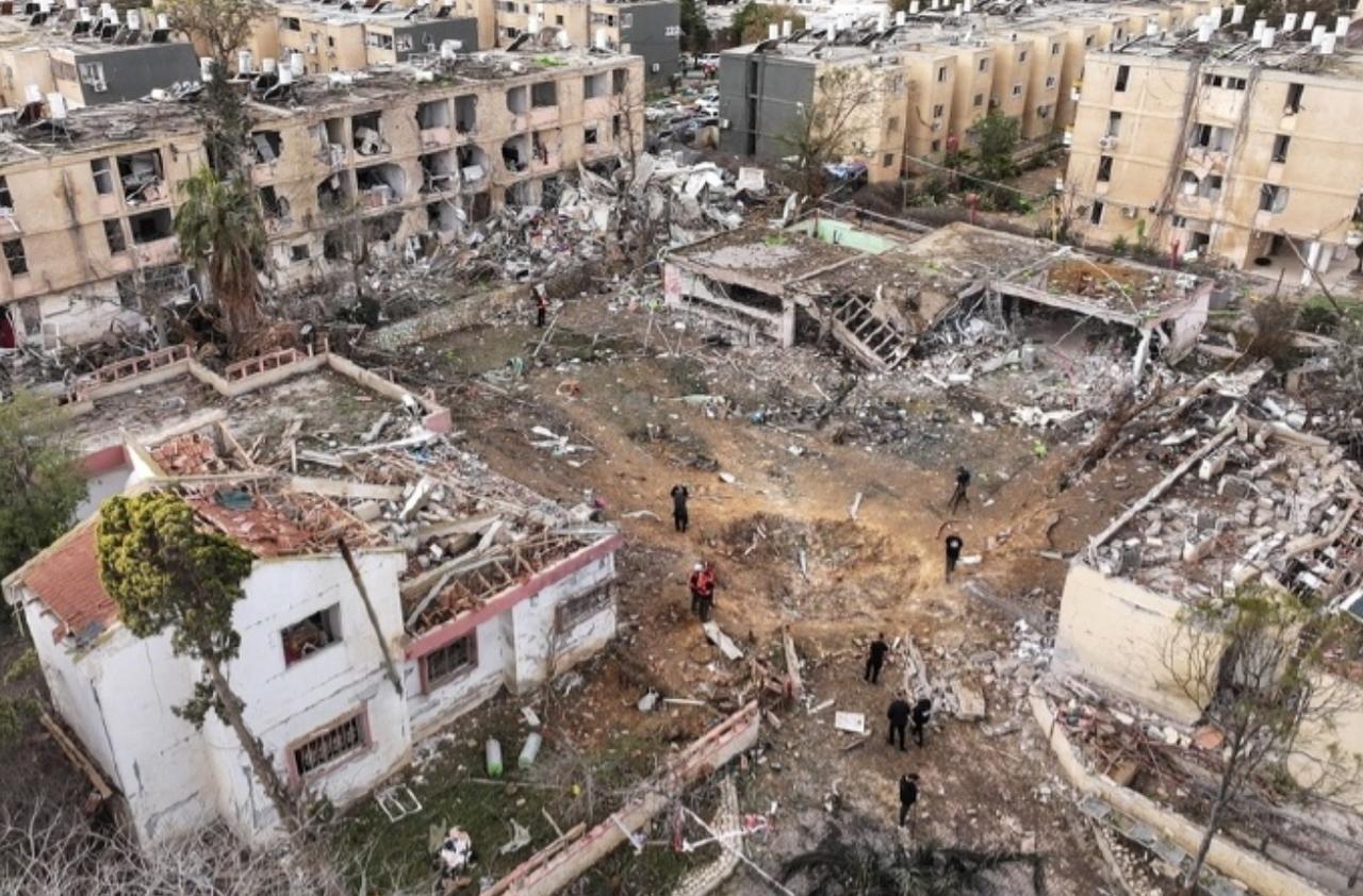 以军用低配升级弹药救火，仍遭伊朗导弹打穿，随着伊朗战事进入第四周，以色列防空体系