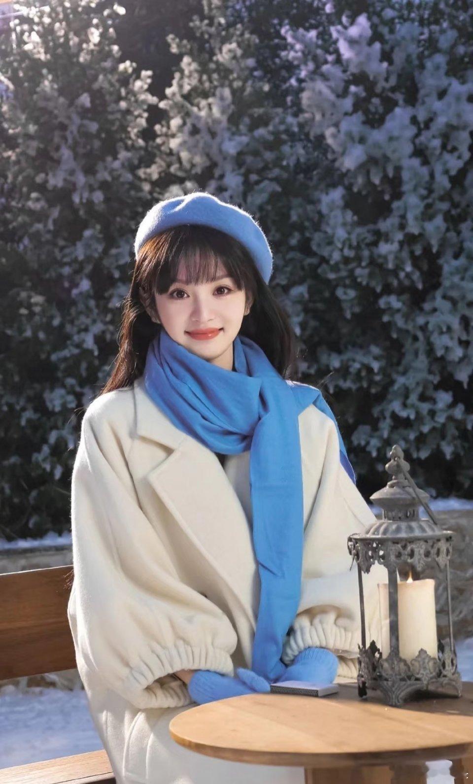 田曦薇[超话]  冬日“田”饮来啦 好喜欢这个蓝色的围巾 真是给沉闷的黑色增添了