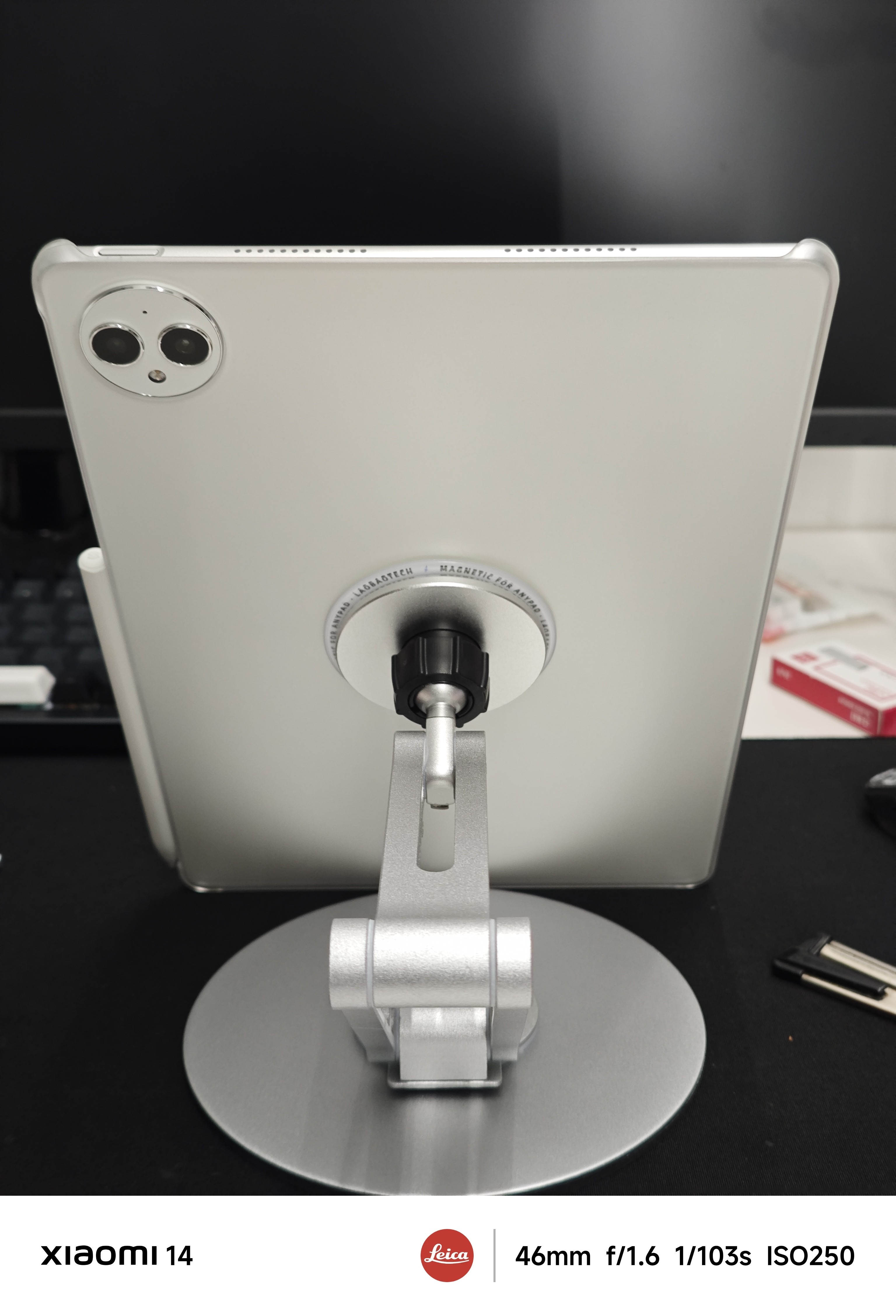 MagSafe 平板款引磁片，磁力相当猛，类似 12 寸的 MatePad，甚至