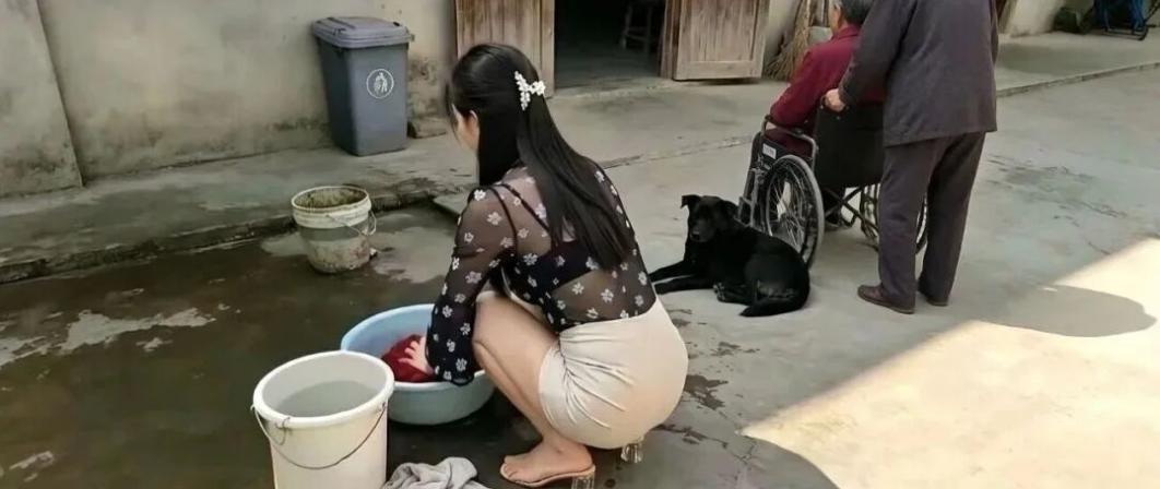 朋友给我发来相亲对象的图片，家境是贫穷了点，但看到她手洗衣服，想必也是一位持家小
