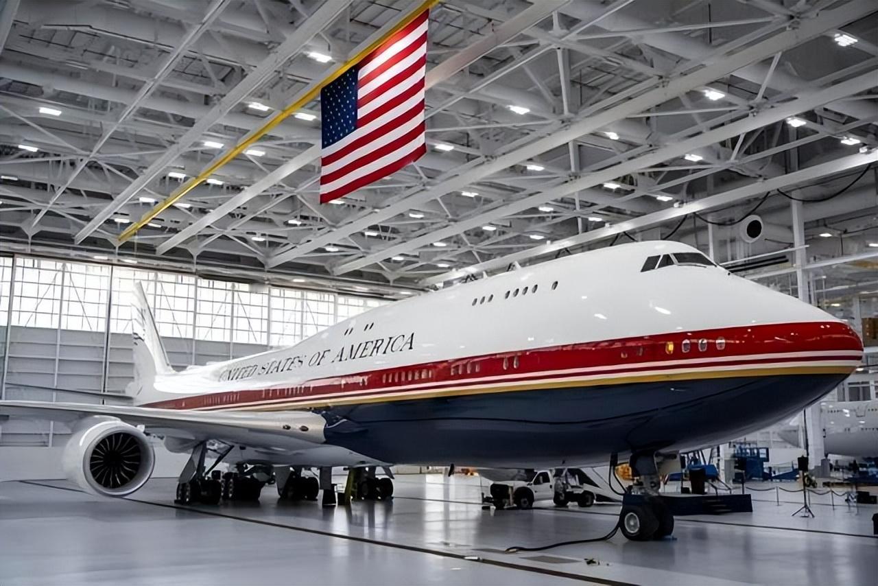 4亿美元大礼！卡塔尔送的过渡版空军一号亮相华盛顿，飞过赛车赛场造势国庆250周年