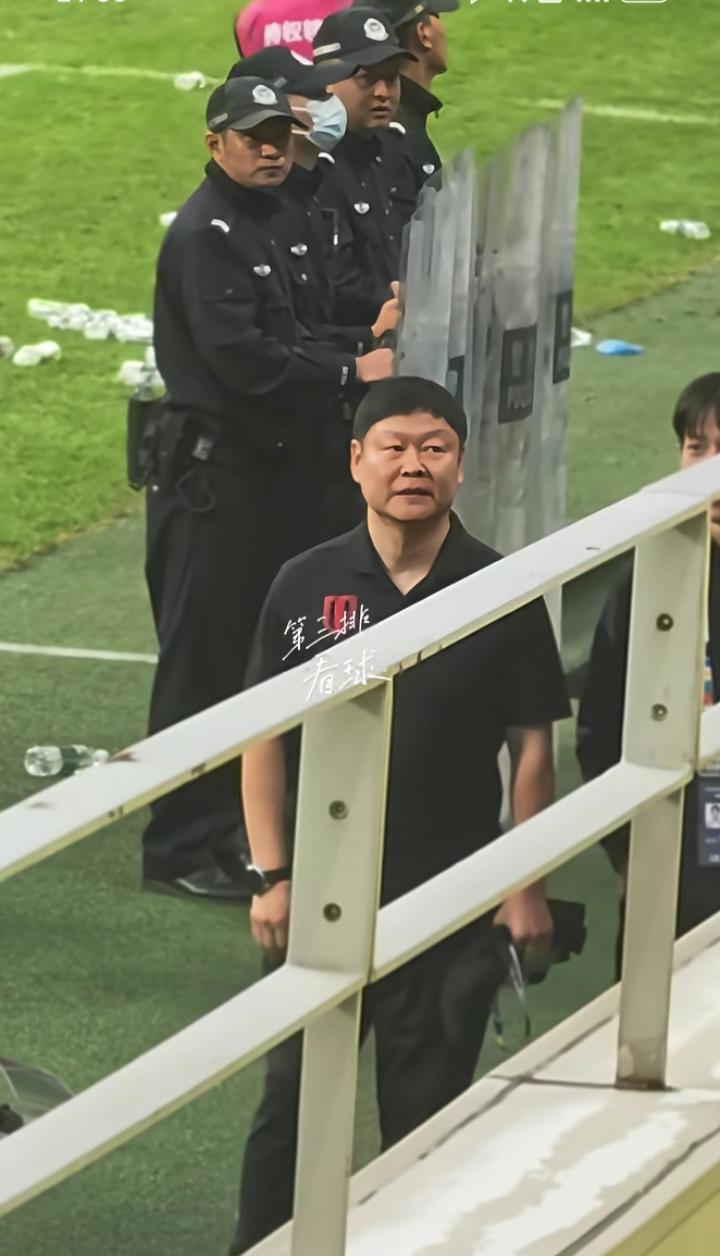 好事总是多磨，其实成都蓉城尽管主场输给了大连，但是主动权仍然握在手里。
看似大连
