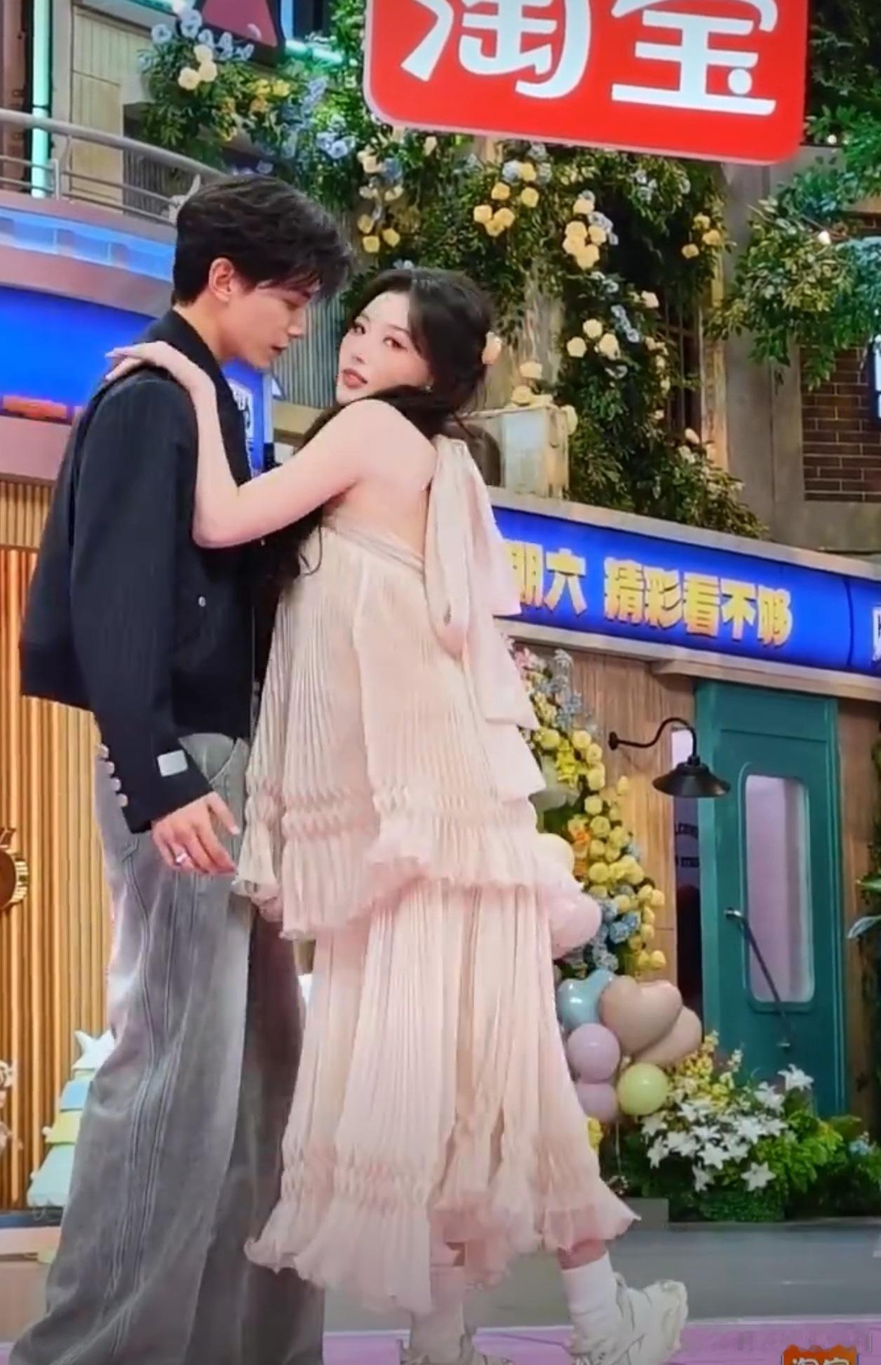 售后甜过正片！邓凯扛肩杀，孔雪儿笑得好幸福。邓凯把孔雪儿扛在肩上就这个孔雪儿邓凯