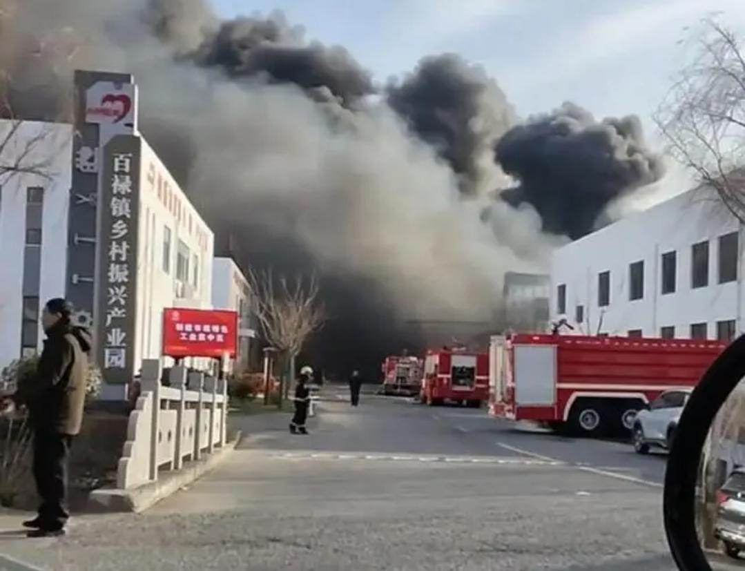 江苏连云港一产业园厂房发生火情
1月10日14时许，江苏连云港市一产业园发生火灾