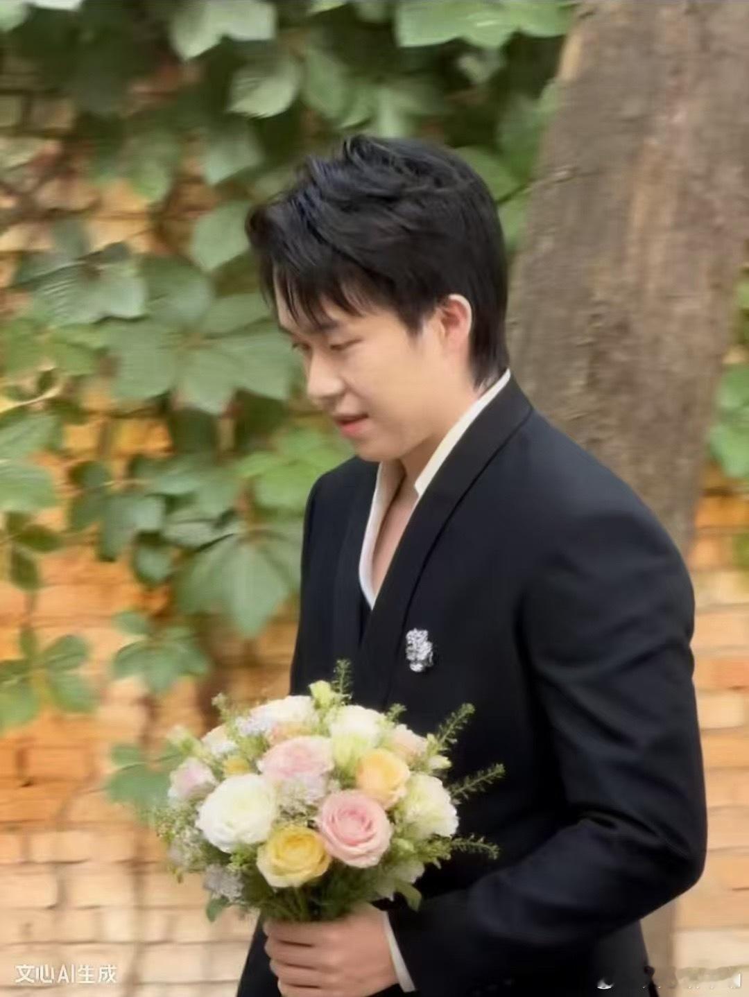 手捧着鲜花💐～ 