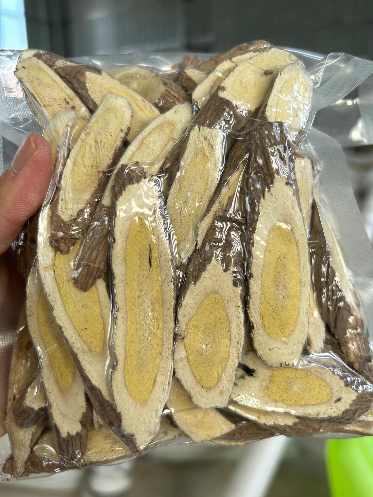 这是我刚刚切的年份久的野生老黄芪
野生黄芪都是生长于我们甘肃岷县大山里，自然生长