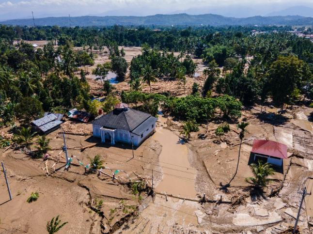 谁能想到东南亚这波天灾来得这么猛，百年难遇的“森亚尔”热带风暴带着倾盆大雨狂砸下